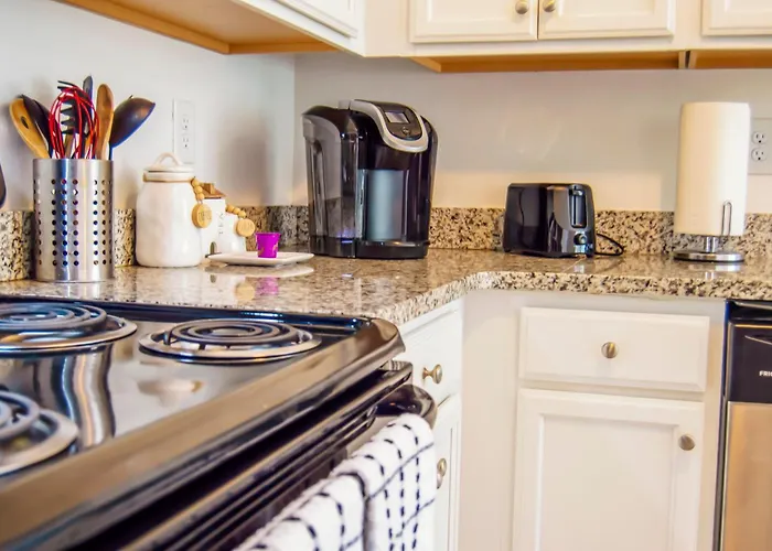 Cozy Condo, Minutes From Broadwy, Sleeps 5