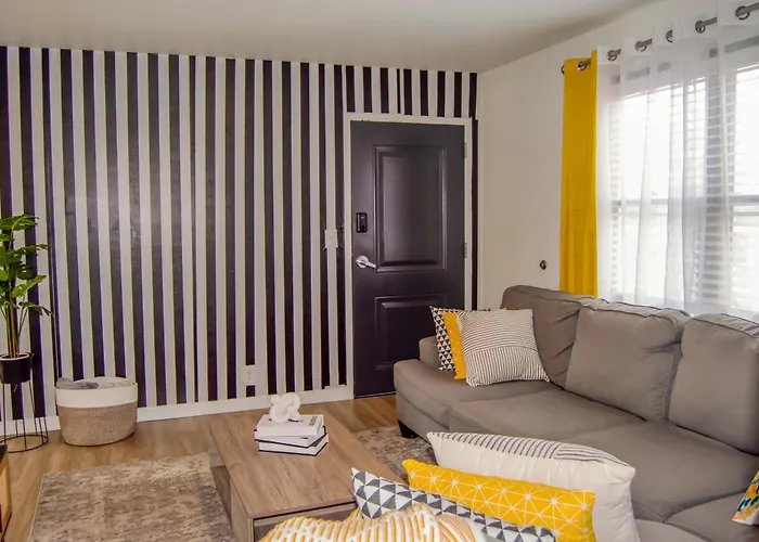 Cozy Condo, Minutes From Broadwy, Sleeps 5