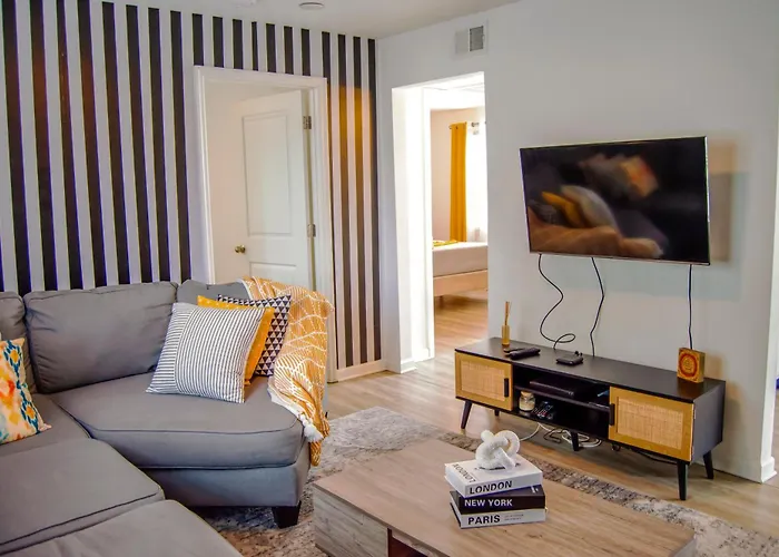 Cozy Condo, Minutes From Broadwy, Sleeps 5