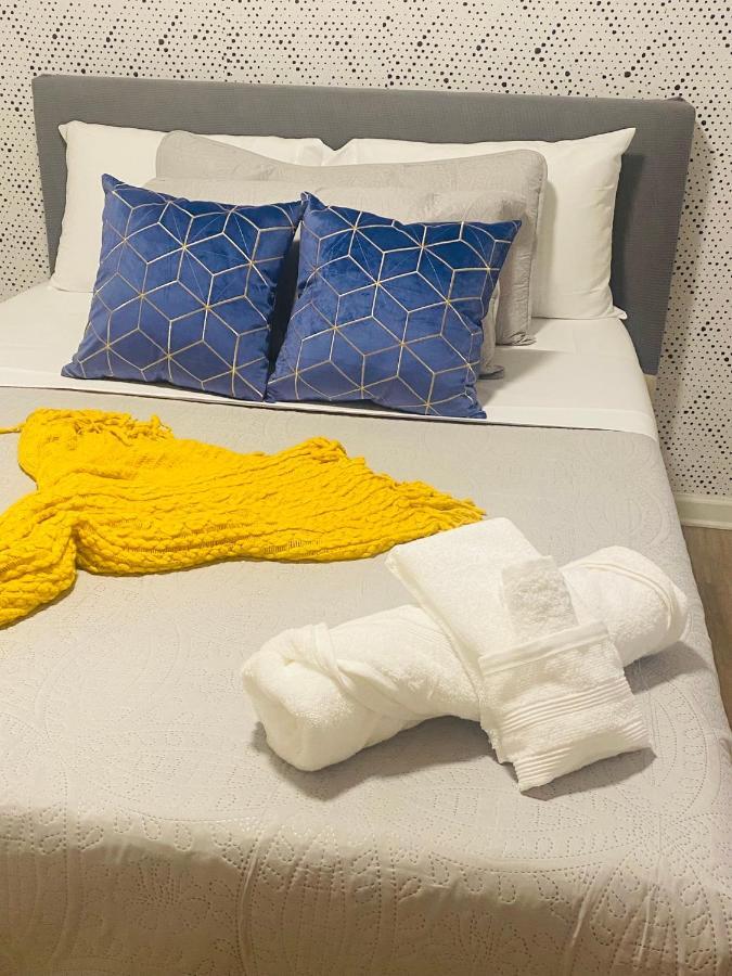 Cozy Condo, Minutes From Broadwy, Sleeps 5 *