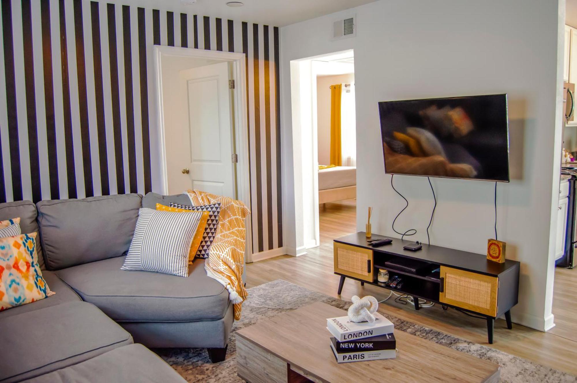 Cozy Condo, Minutes From Broadwy, Sleeps 5 *