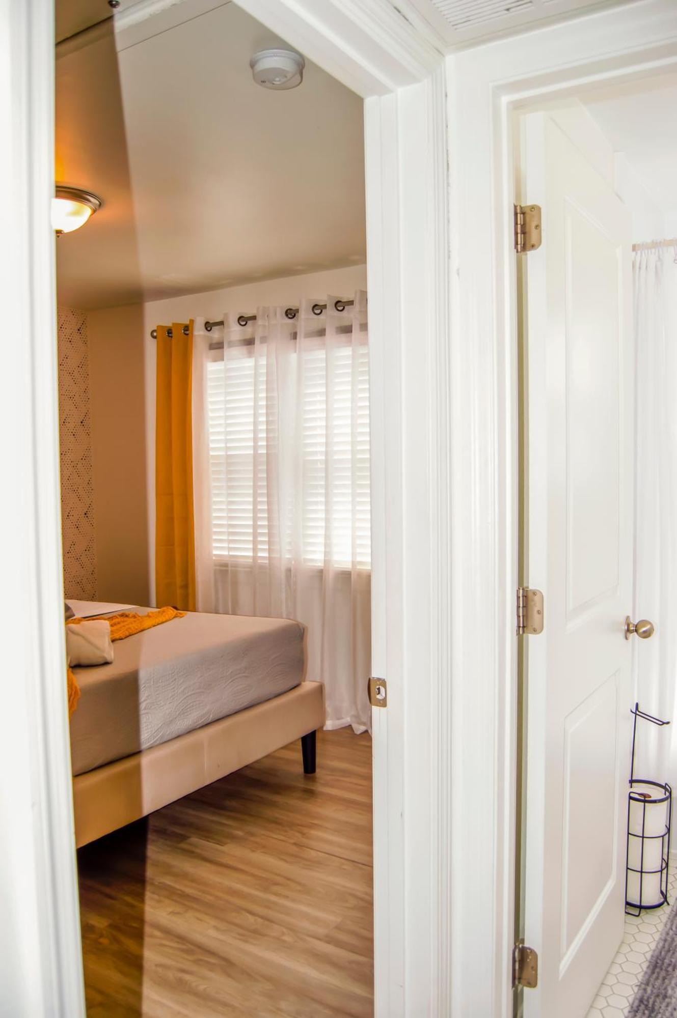 Cozy Condo, Minutes From Broadwy, Sleeps 5 Apartment
